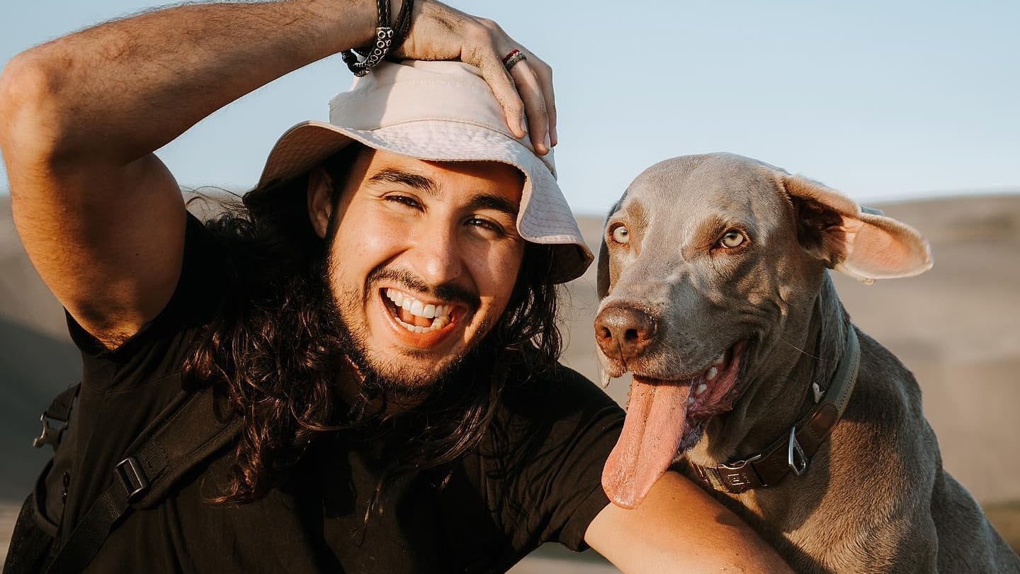 El tiktokero mexicano, Patricio “Pato” Ramírez Cortés, quien tiene casi tres millones de seguidores en la red social Tik Tok, está en Costa Rica con su fiel amigo, un perrito de raza Weimaraner llamado Tacho