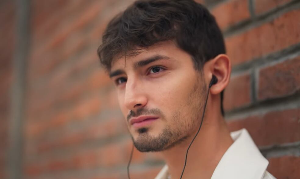 La modelo tica Gia Franceschi Alvarado protagoniza el video de Emilio Osorio Marcos junto a La Sonora Santanera.