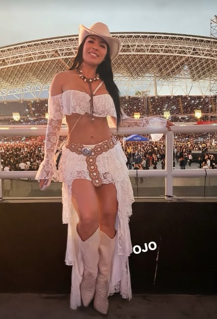 Marcela Negrini y Keyla Sánchez fueron vestidas iguales al concierto del Grupo Firme en el Estadio Nacional..