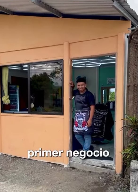 A los 18 años Johnson Urbina tiene su propia barbería, ayuda a sus dos hermanos y tocar en la Banda Comunal de La Fortuna le permitió salir adelante tras pruebas durísimas de la vida y se alista para ir a Brasil con la banda