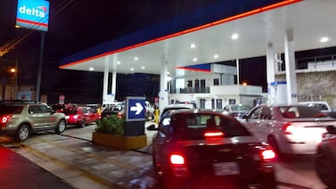 Huevos y gasolina más baratos: ¿es mérito de Rodrigo Chaves? Un experto responde