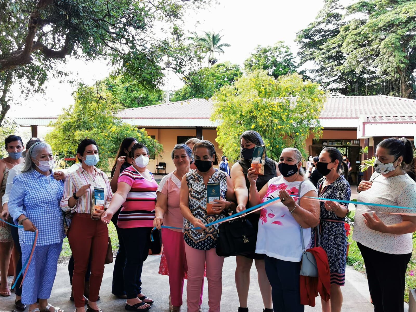 De las faldas del Volcán Poás y en los alrededores de Grecia en Alajuela, son las 34 mujeres caficultoras que unieron sus fuerzas para cultivar y recolectar café con calidad de exportación, la marca es Café Esencia de Mujer. En la foto, doña Lisbeth Bolaños Bolaños, cafetalera de Grecia.