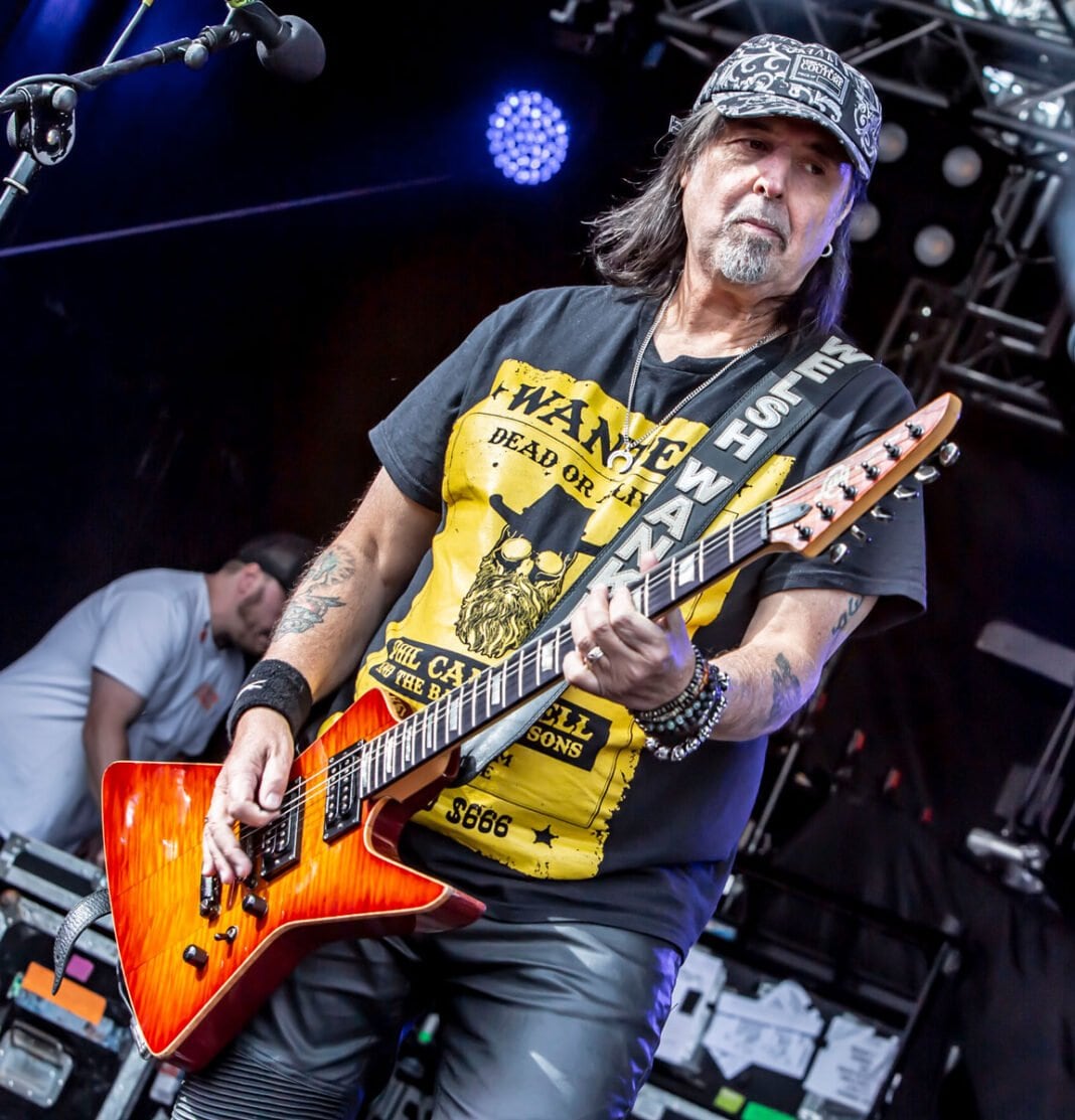 Phil Campbell, guitarrista histórico de Motörhead, falleció a los 64 años tras una operación.