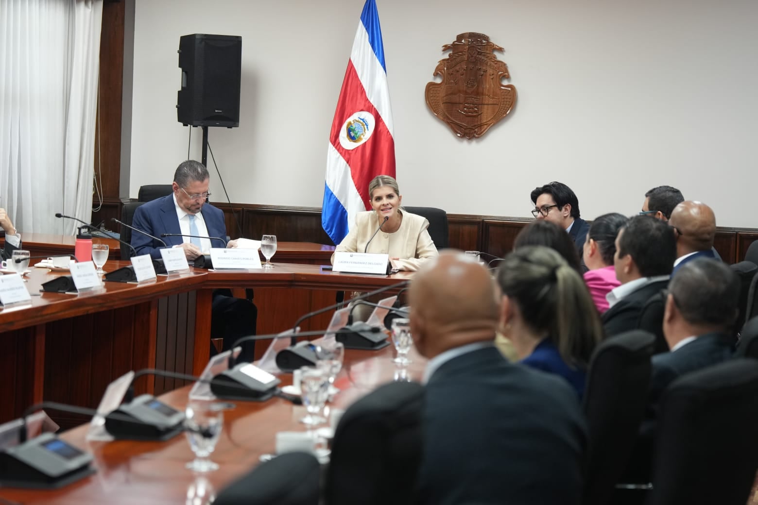 Reunión de Laura Fernández con diputados de oposición