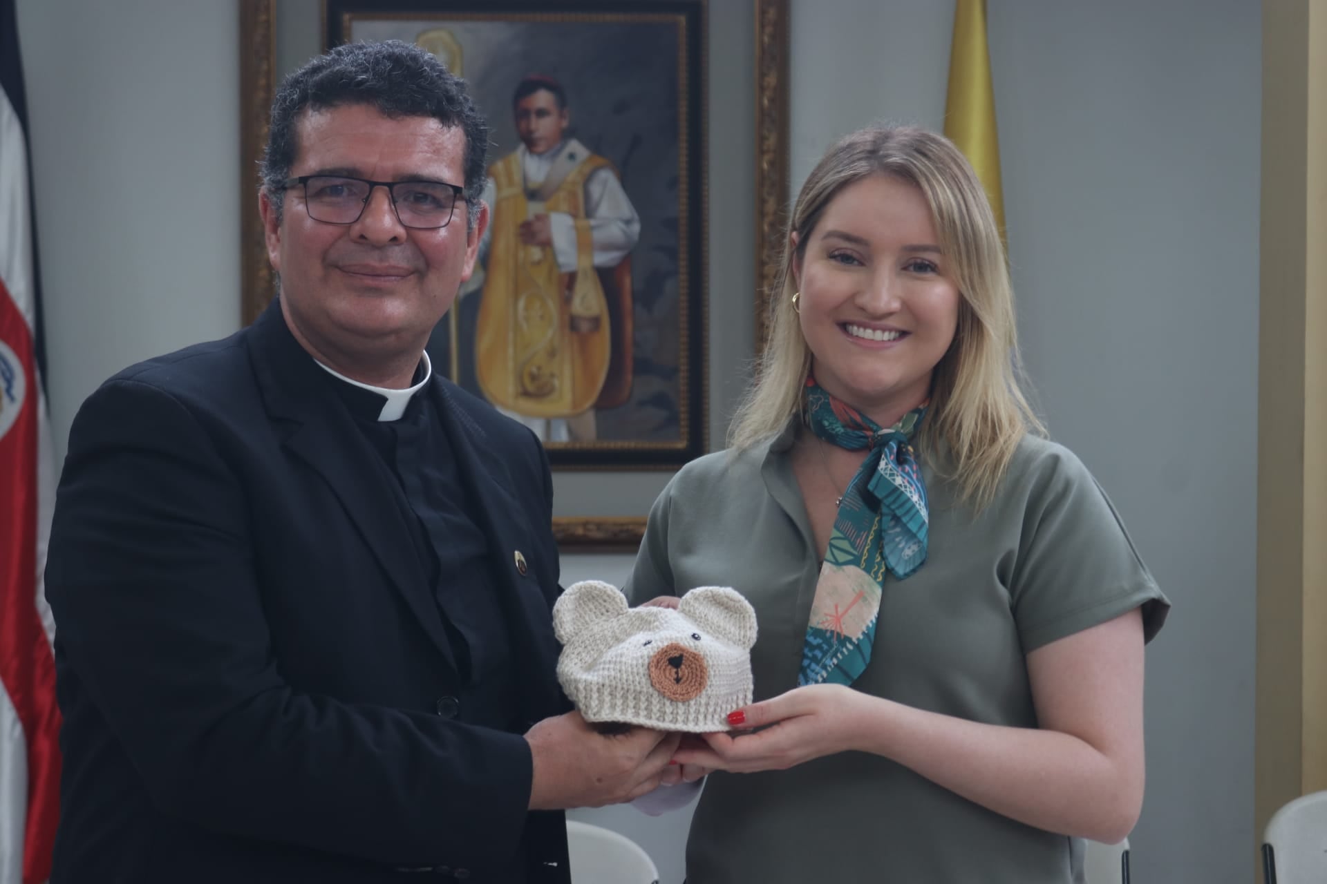 Confirma Cáritas Arquidiocesana que entregó, el pasado miércoles 5 de junio, 460 gorritos tejidos a la Unidad de Cardiología del Hospital Nacional de Niños, como el fruto de la campaña “Caridad Entretejida” que se mantuvo activa entre el 16 de marzo al 22 de abril. La donación también incluye 98 pares de botas tejidas. En la foto, el padre David Solano Chaves, delegado Episcopal de la Pastoral Social en la Arquidiócesis de San José y la doctora del Hospital de Niños, Karina Araya.