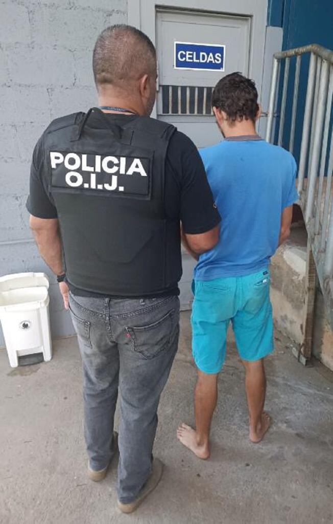 Al verse rodeado, a Sandí no le quedó más que entregarse. Foto OIJ.