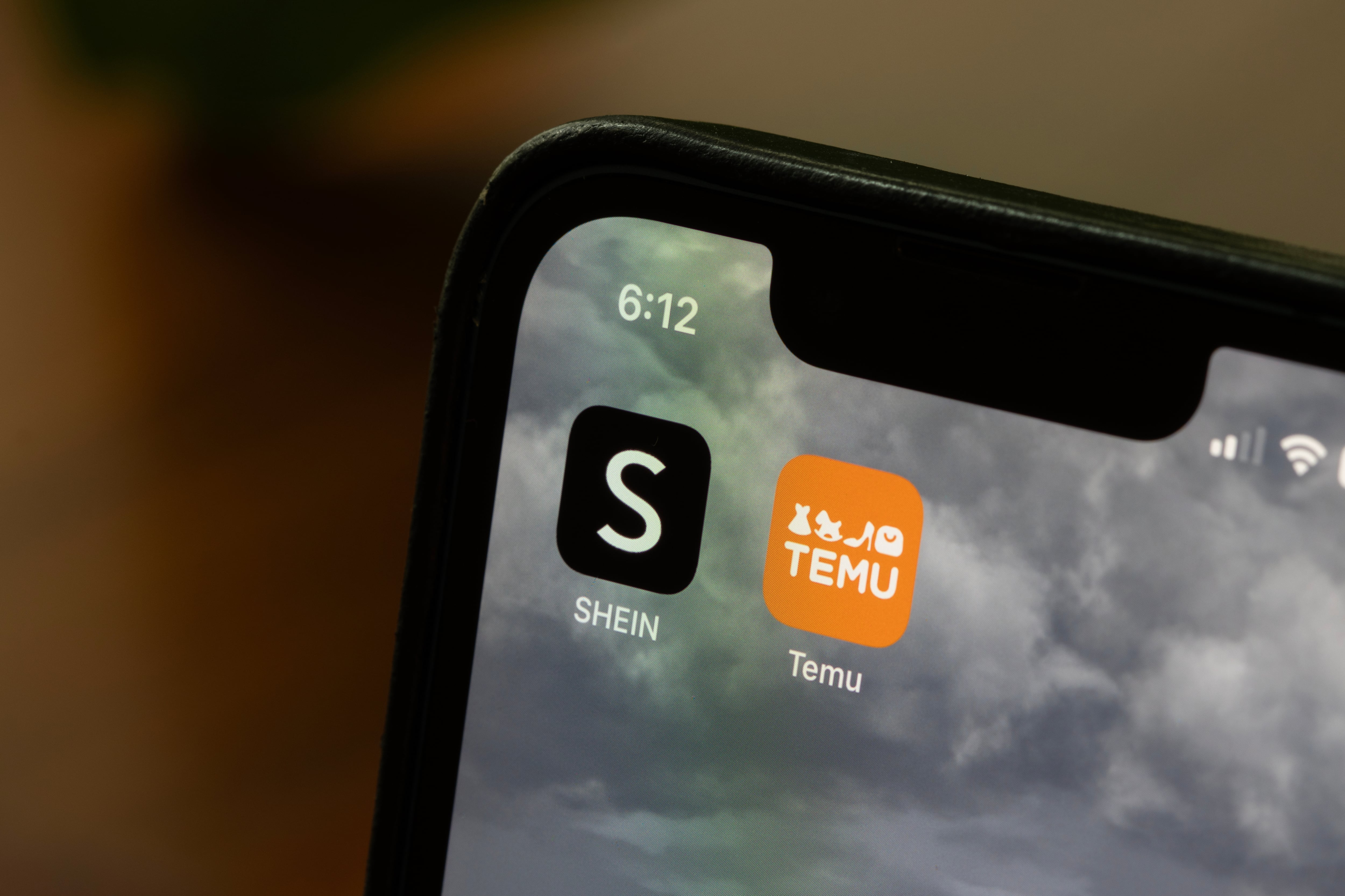 Comparativa Temu vs Shein 2025 con logos de ambas plataformas y ejemplos de productos.