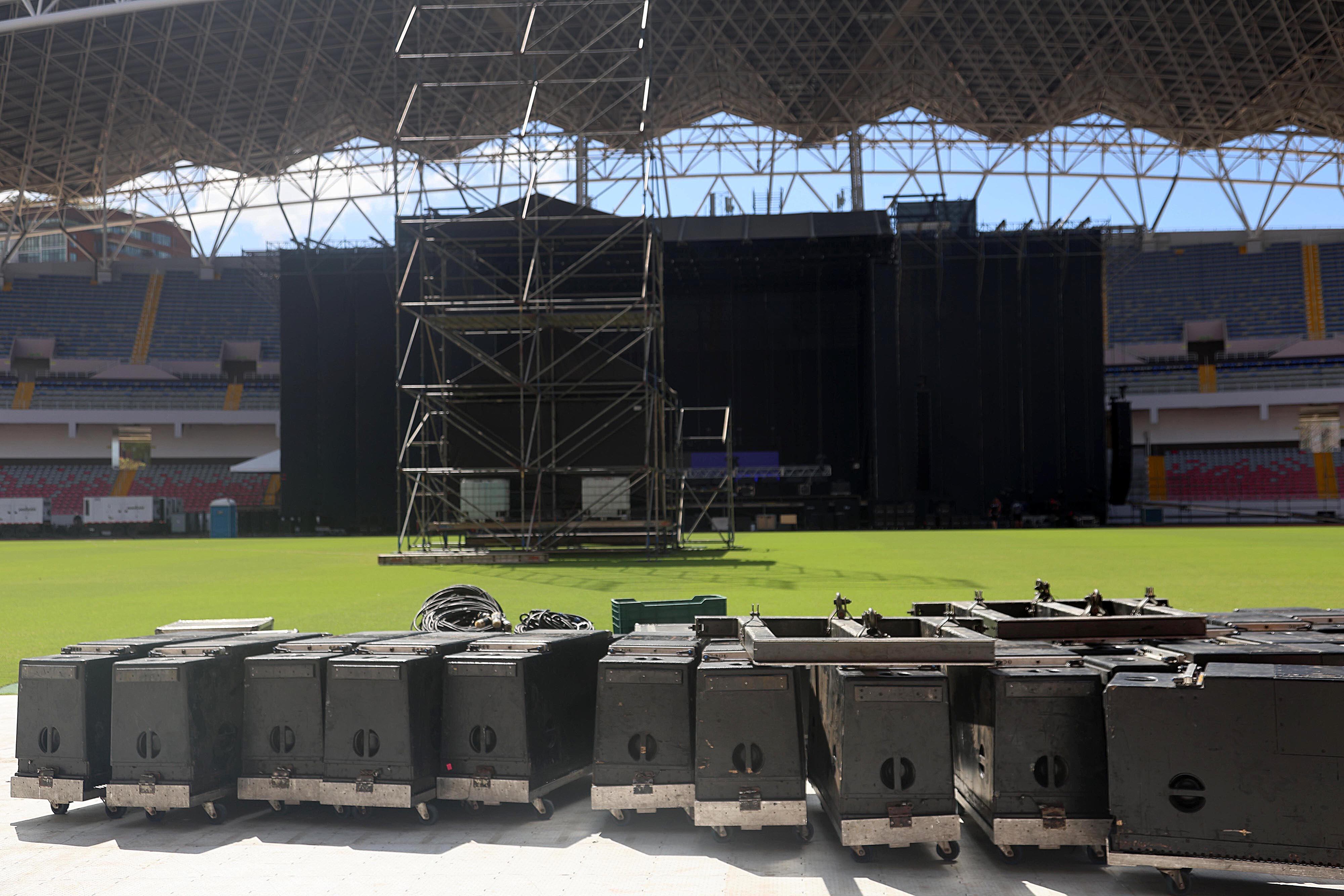 28/02/20224 Estadio Nacional, La Sabana. Montaje de tarima y camerinos de los cantantes Ivy Queen y Don Omar, para sus respectivos conciertos, que también incluye a Ryan Castro, en el Urban Fest del próximo sábado. Foto: Rafael Pacheco Granados