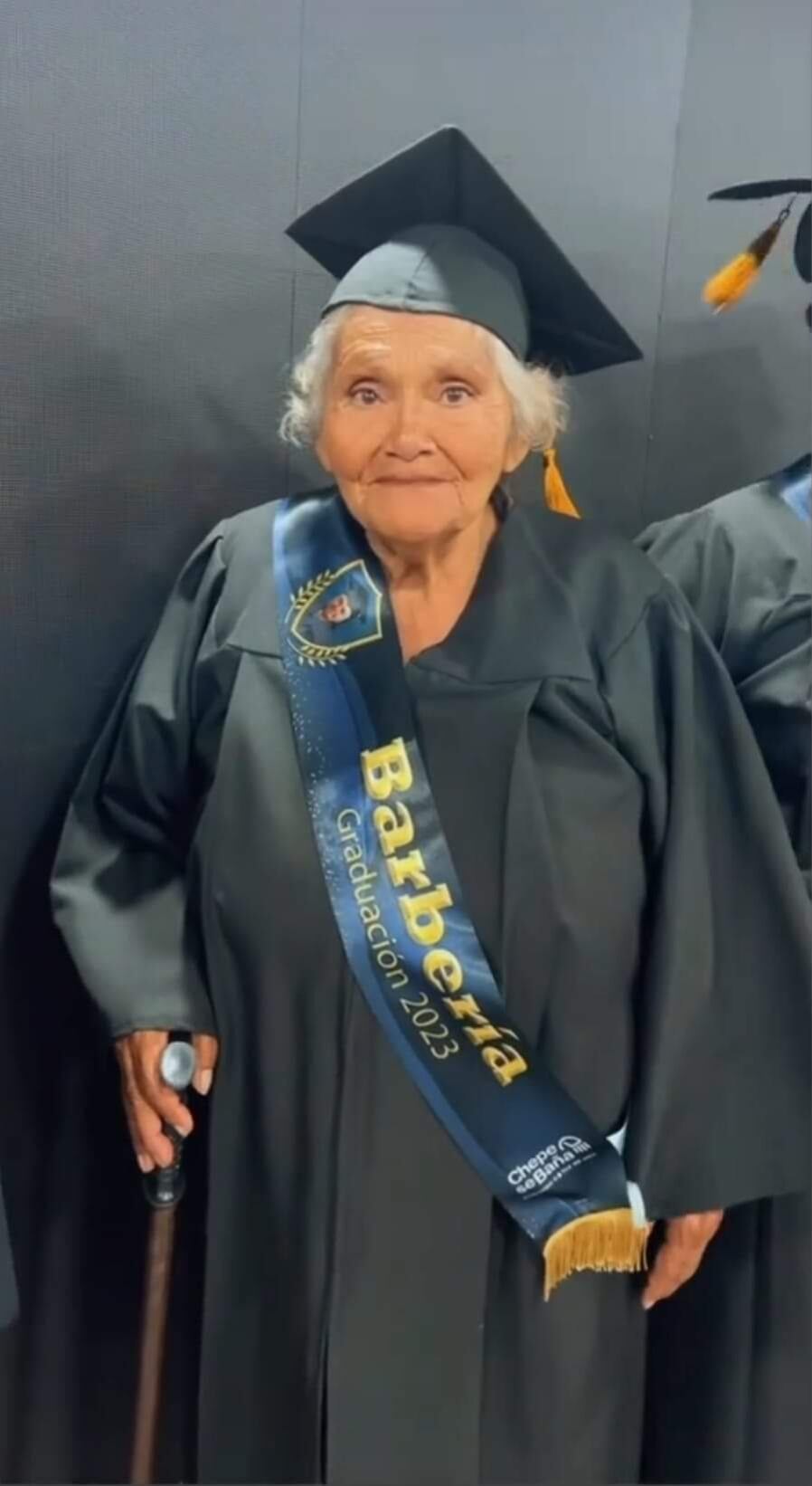 Doña Rosa Hernández logró graduarse de barbera, a sus 77 años.