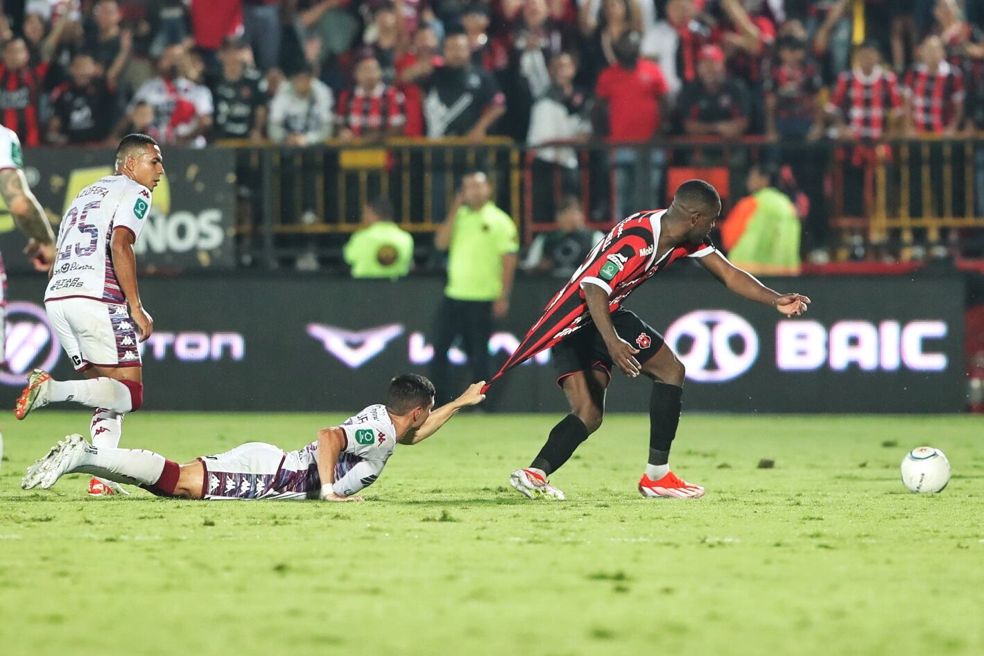 20/04/2024/  Clásico Nacional entre Liga Deportiva Alajuelense vs Deportivo Saprissa por la jornada 19 del torneo clausura de la Liga Promerica en el estadio Alejandro Morera Soto / Foto John Durán