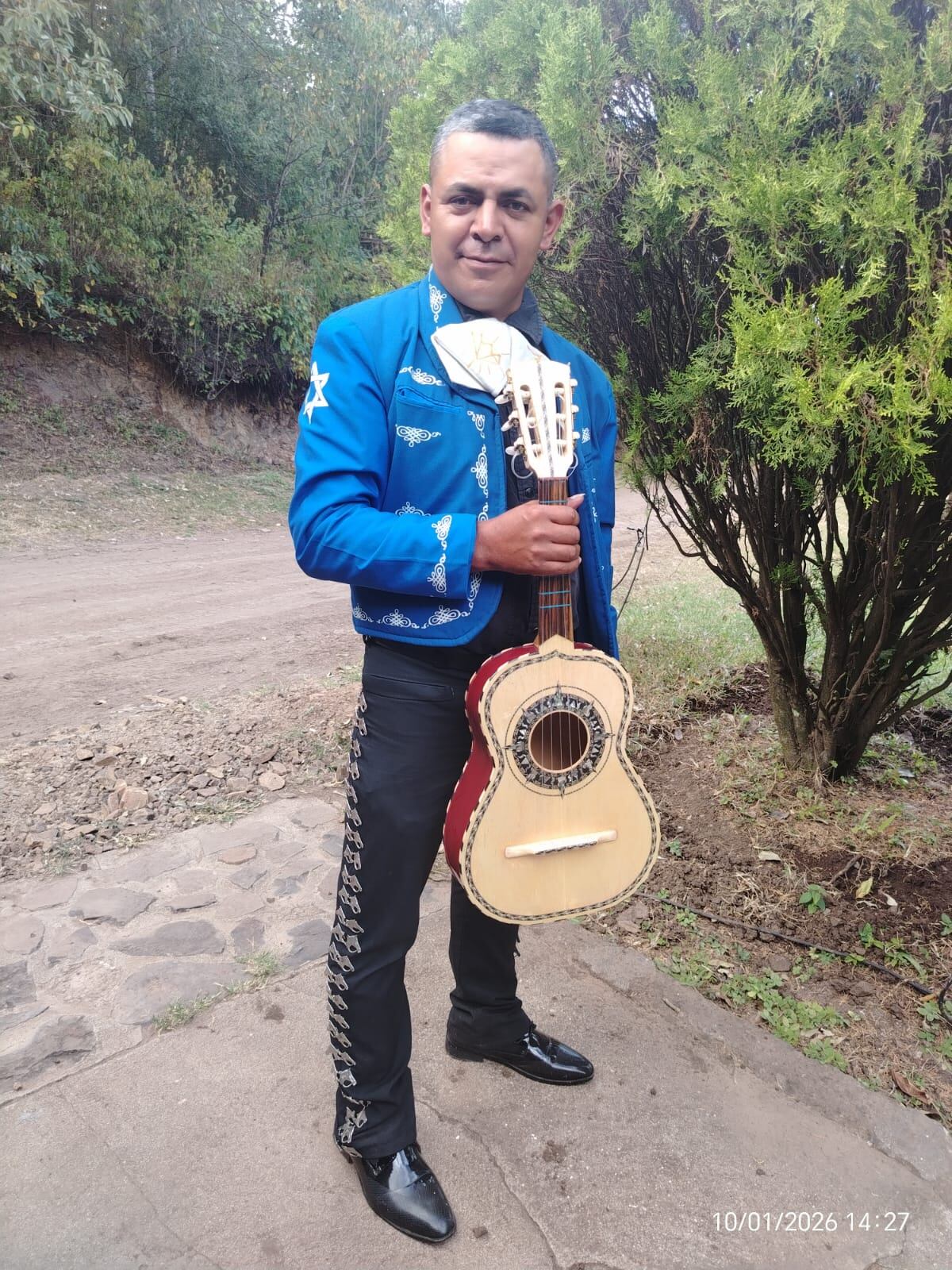 El nicaragüense Adán Castro llegó a Costa Rica en busca de un mejor futuro y hoy cambia el trabajo en construcción por el traje de charro para llevar música cristiana junto al Mariachi Manantial de Vida.
