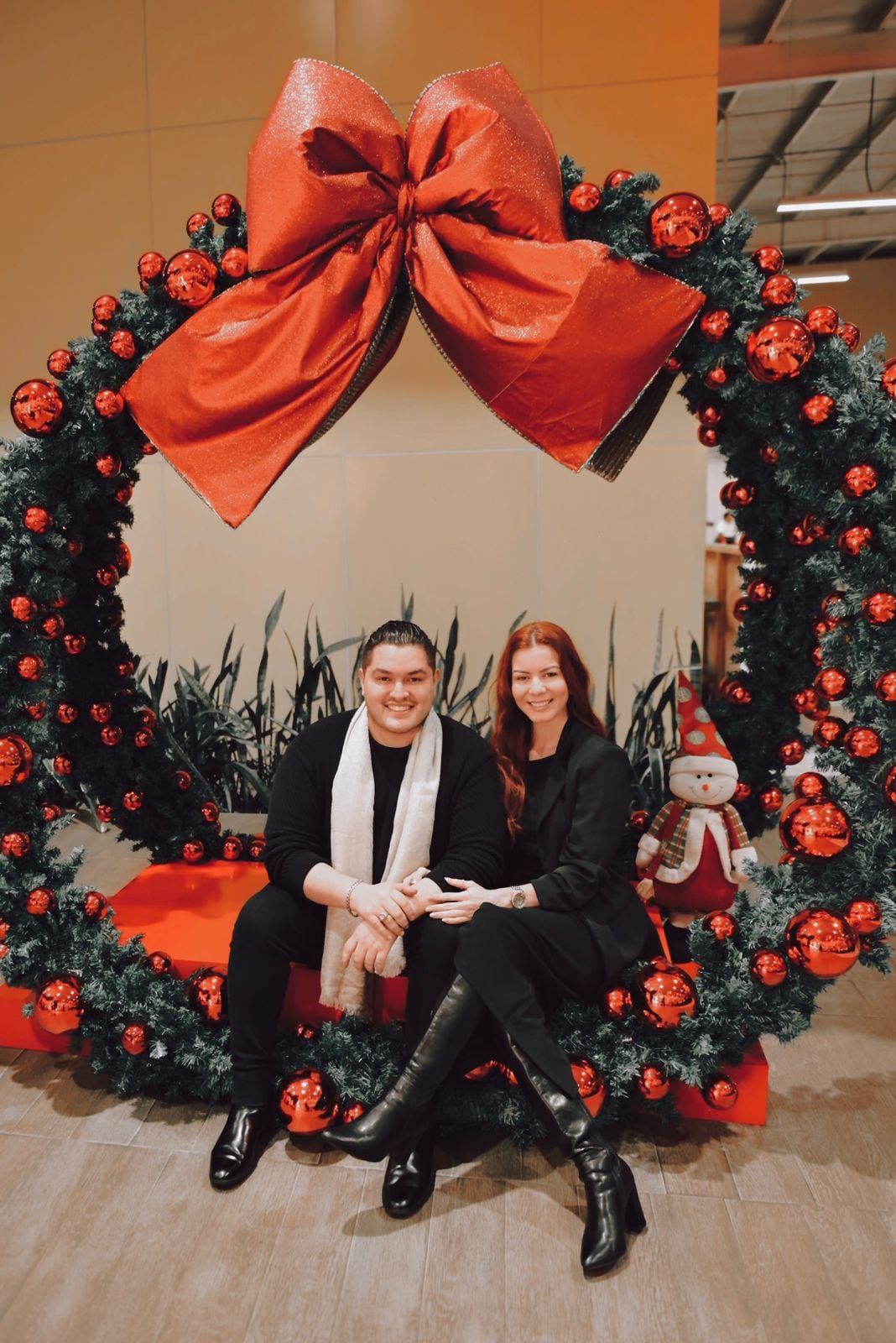 Cantante Jorge Chicas y su novia Mariana Carvajal.