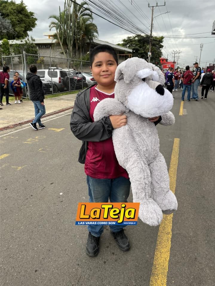 Kenneth Sánchez es un niño de 11 años que vive en Hatillo y que el domingo pasado fue al estadio Ricardo Saprissa con un peluche para donarlo ante el llamado que hicieron el equipo morado y la Asociación Obras del Espíritu Santo