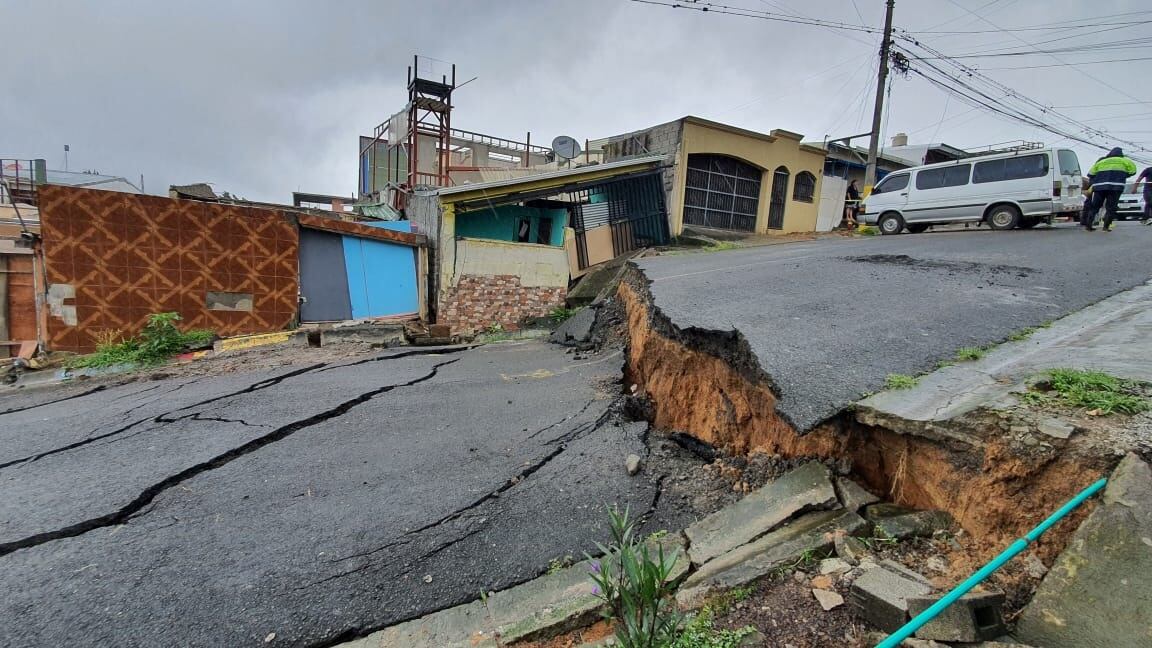 Lluvias aceleran movimiento del deslizamiento que afecta a la urbanización Valladolid en Desamparados. Foto CNE.