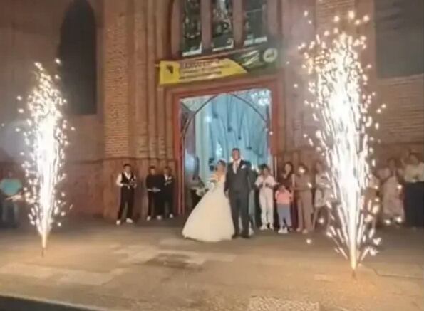 Novia llegó en bus a su boda