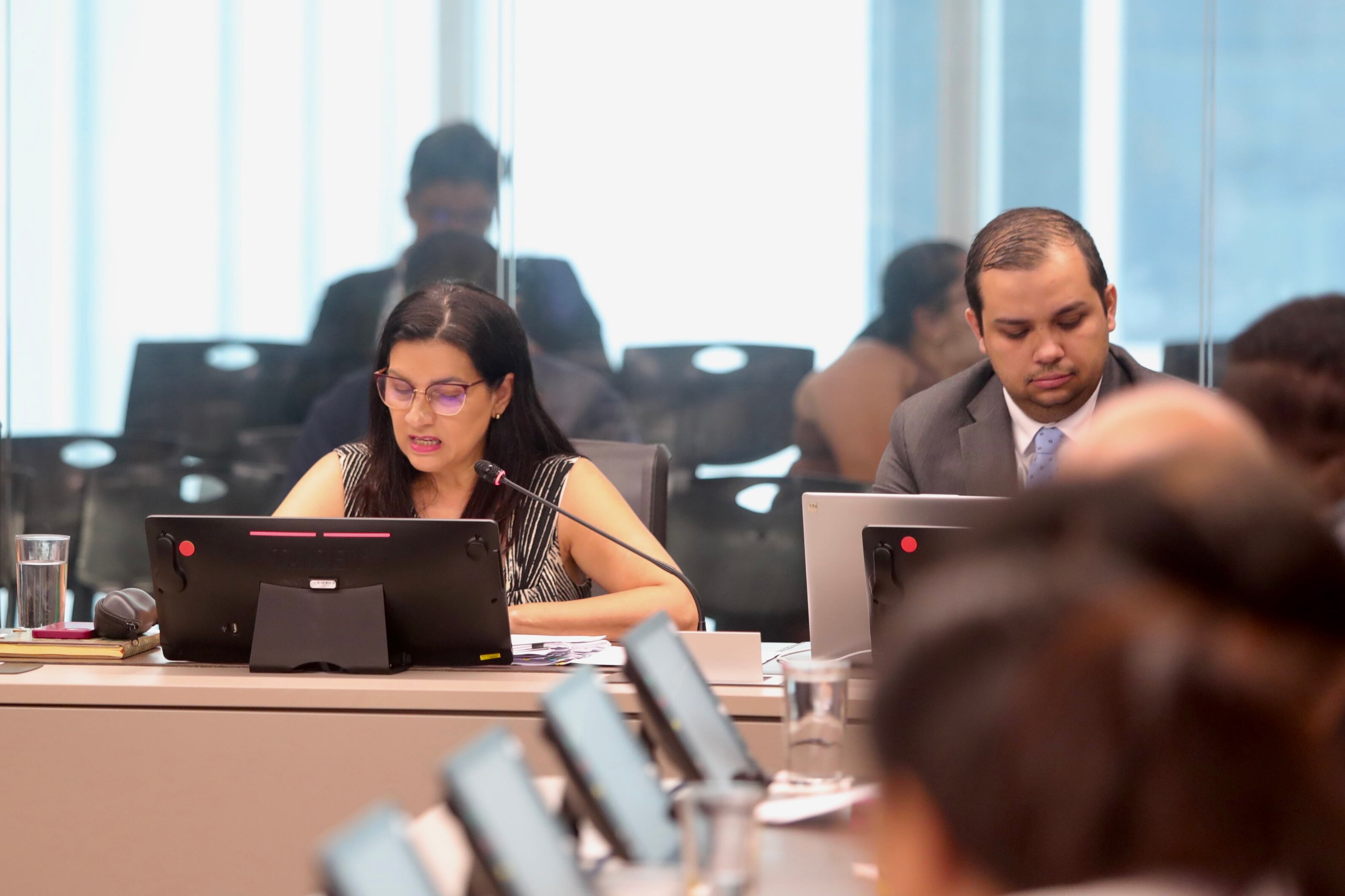 30/10/2023 La Presidenta de la CCSS (Caja Costarricense Seguro Social Marta Esquivel a una comisión de la asamblea legislativa. Foto Alonso Tenorio