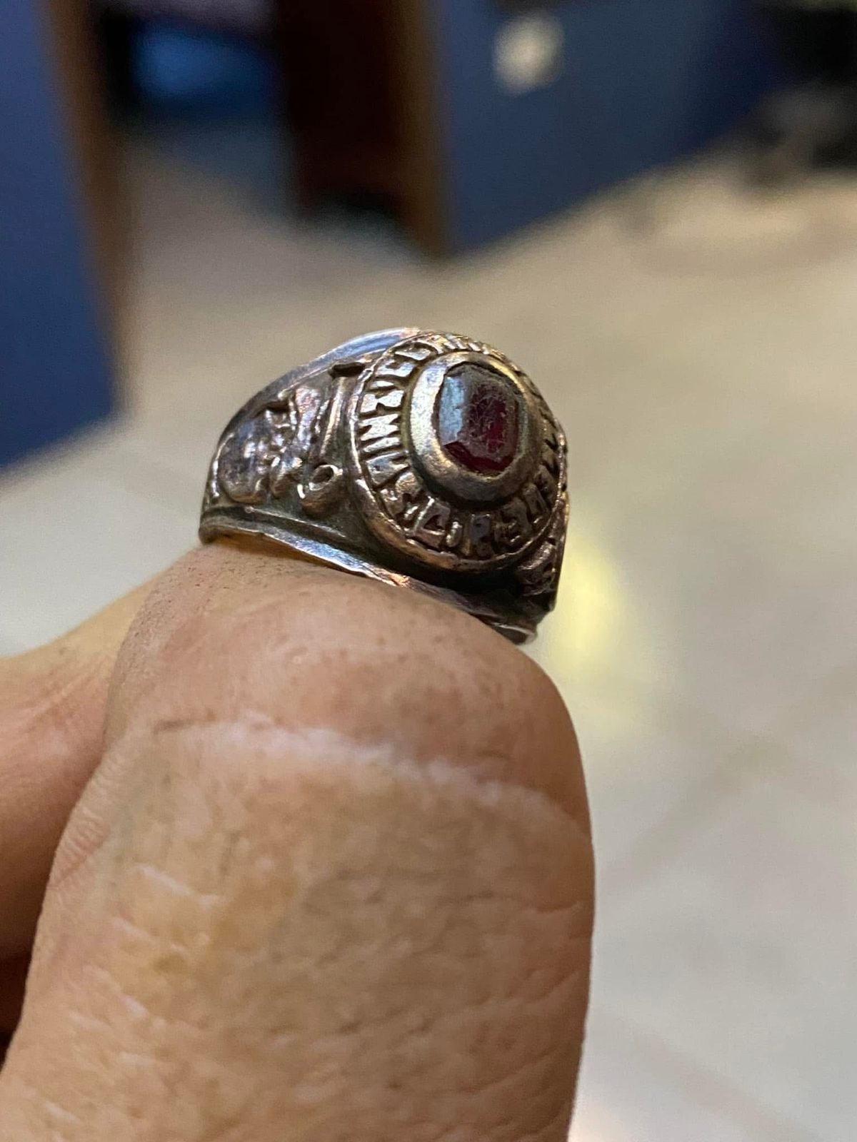 Buscar tesoros dejó de ser cosa de piratas y películas para David Molina Roldán, un vecino de San Juan de Dios de Desamparados que convirtió la curiosidad que heredó de su abuelita en una pasión que hoy lo lleva a recorrer el país entero