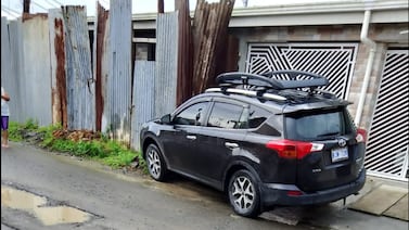 Sangriento crimen aterroriza a vecinos: ejecutan a conductor dentro de su carro