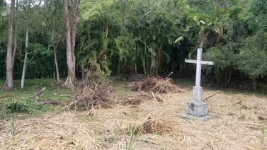 Un cartaginés lucha por salvar un cementerio colonial donde hay más de mil personas enterradas