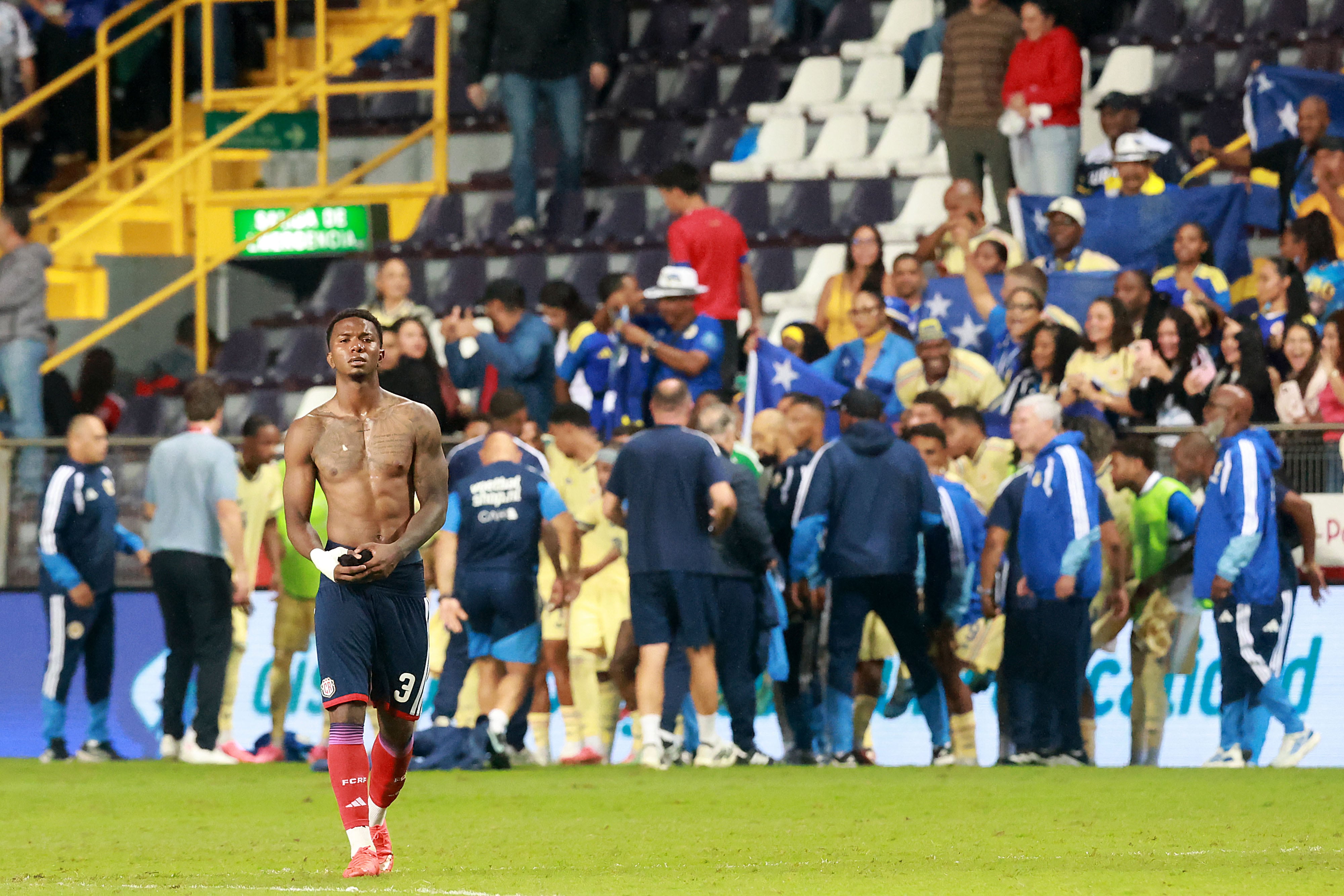 Jeyland Mitchell va rumbo a los camerinos tras la caída ante Curazao del 24 de marzo, un descalabro histórico.