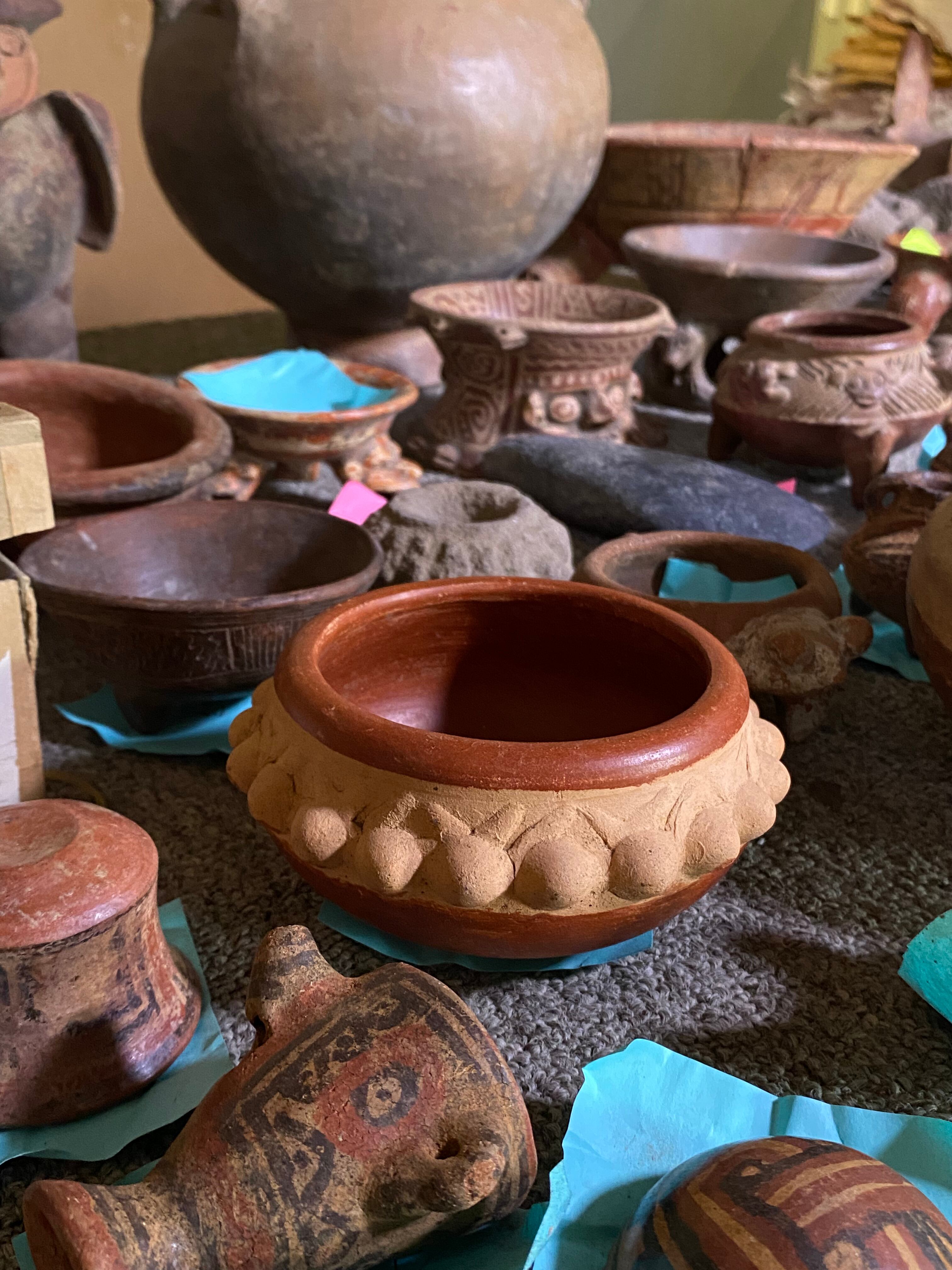 395 bienes arqueológicos que estaban resguardados en sedes diplomáticas de Costa Rica en Los Ángeles, Miami y Washington DC, fueron repatriados al país el pasado el 24 de febrero.