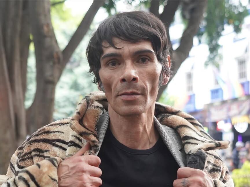 Óscar cambió el licor por TikTok y su historia de sobriedad conmueve a millones