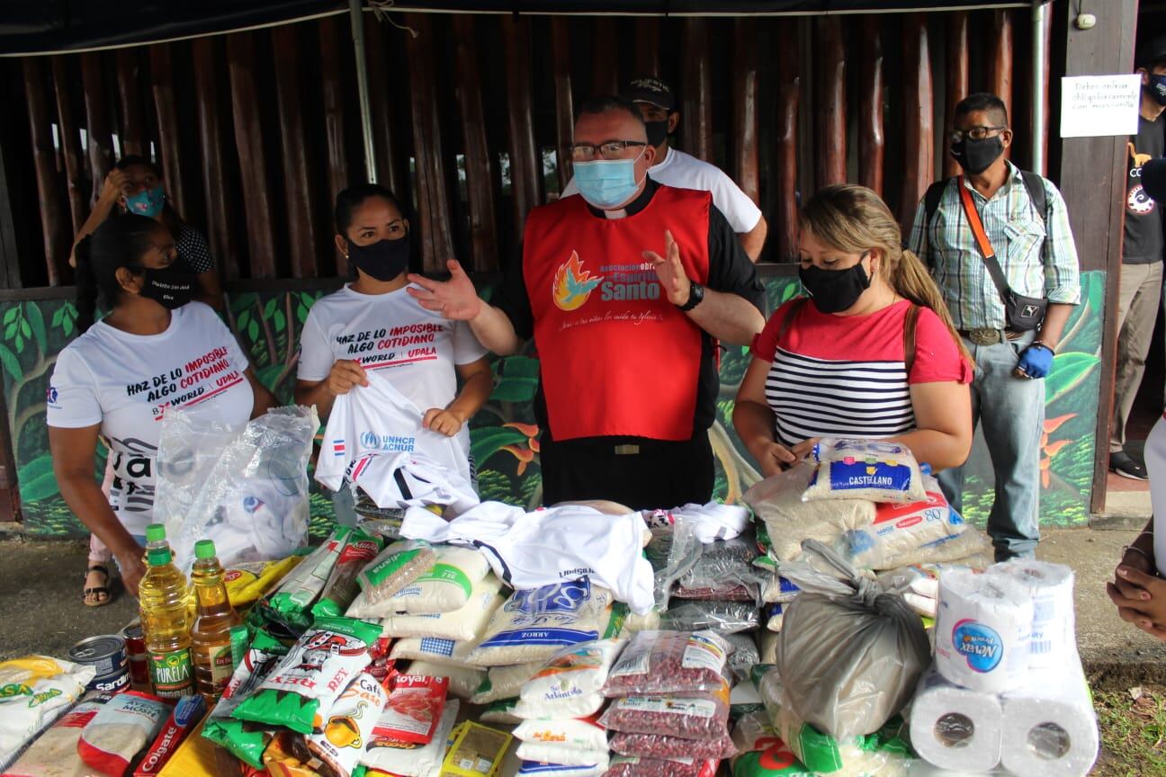 Rubén López, el hombre de acero solidario que realiza largas jornadas de ejercicio en busca de ayudar a las personas que más lo necesitan, comenzó su recorrido en Upala con el cual espera que el país colabore con al menos cinco toneladas de comida que aprovechará la Asociación Obras del Espíritu Santo.