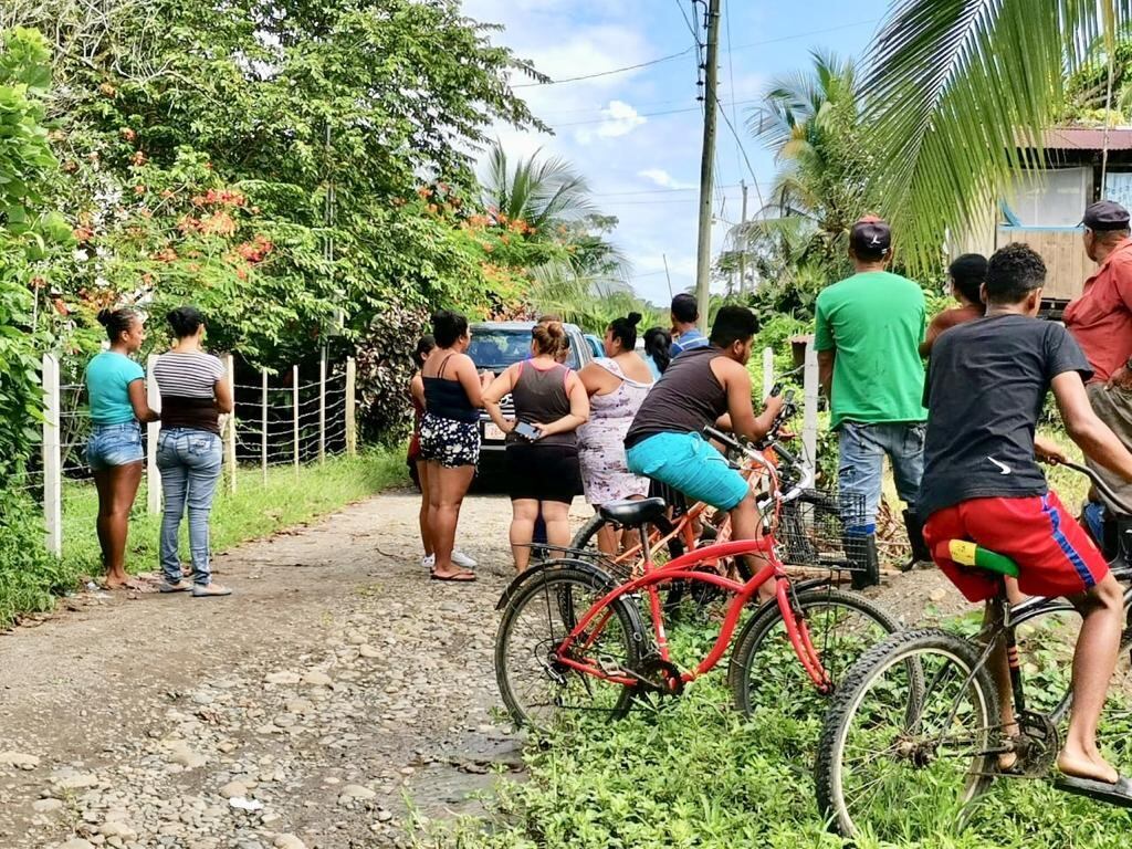 Hombre en apariencia es asesinado por su pareja sentimental en Sixaola de LImón. Foto Rául Cascante.