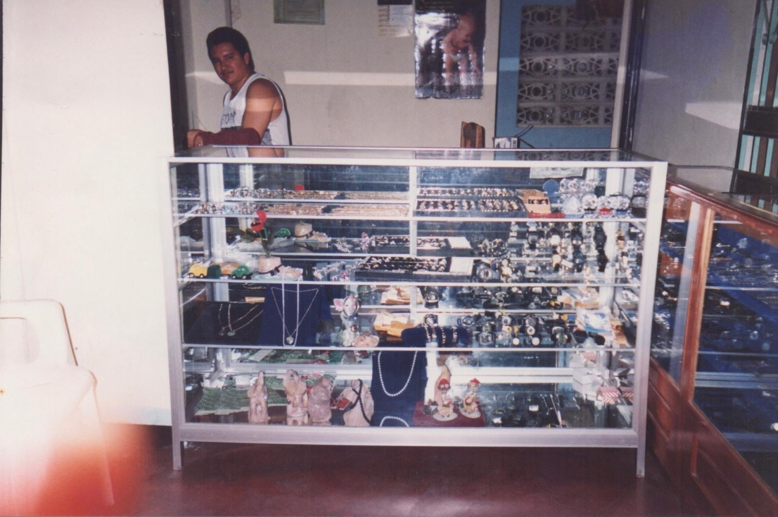 El joyero Raúl Talavera Duarte, de 57 años, trabajaba en dos anillos cuando fue atacado de muerte por dos despiadados que aún se mantienen en fuga. Foto: Cortesía Linda Talavera para La Teja