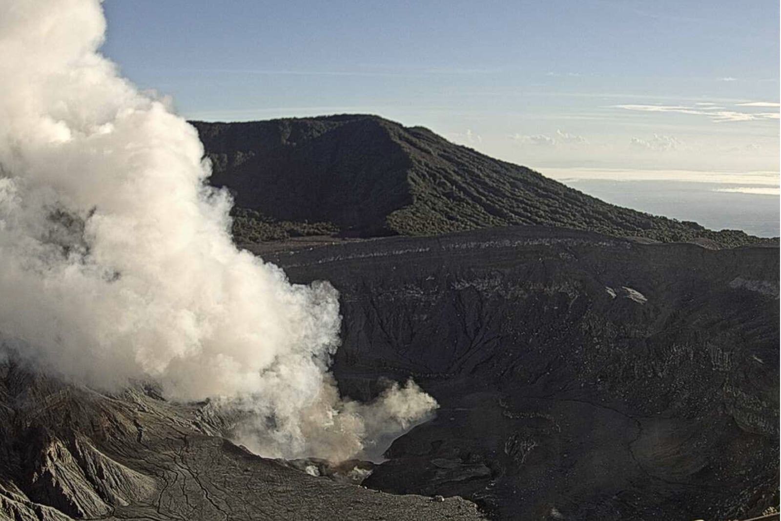Detalle de la desgasificación del volcán Poás este lunes 18 de agosto al inicio de la jornada. Fotografía: