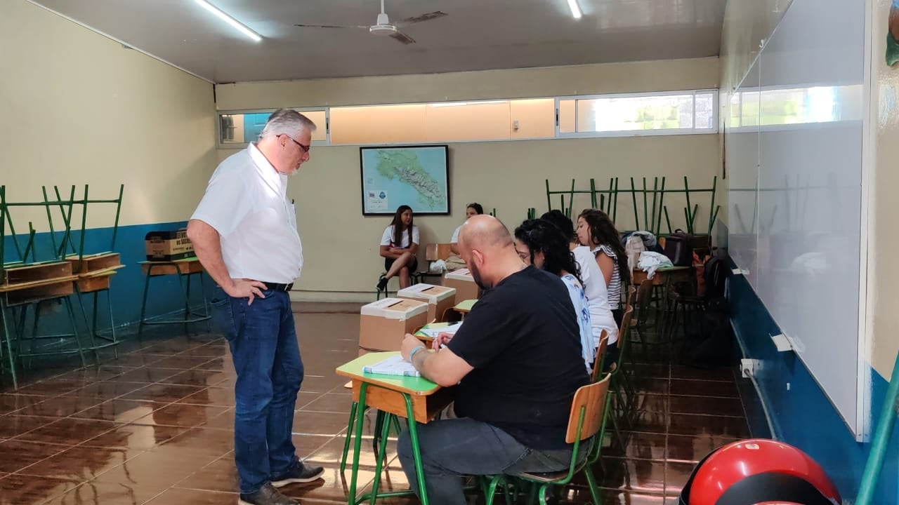 Max Mena votando por la alcaldía de Alajuela 2024