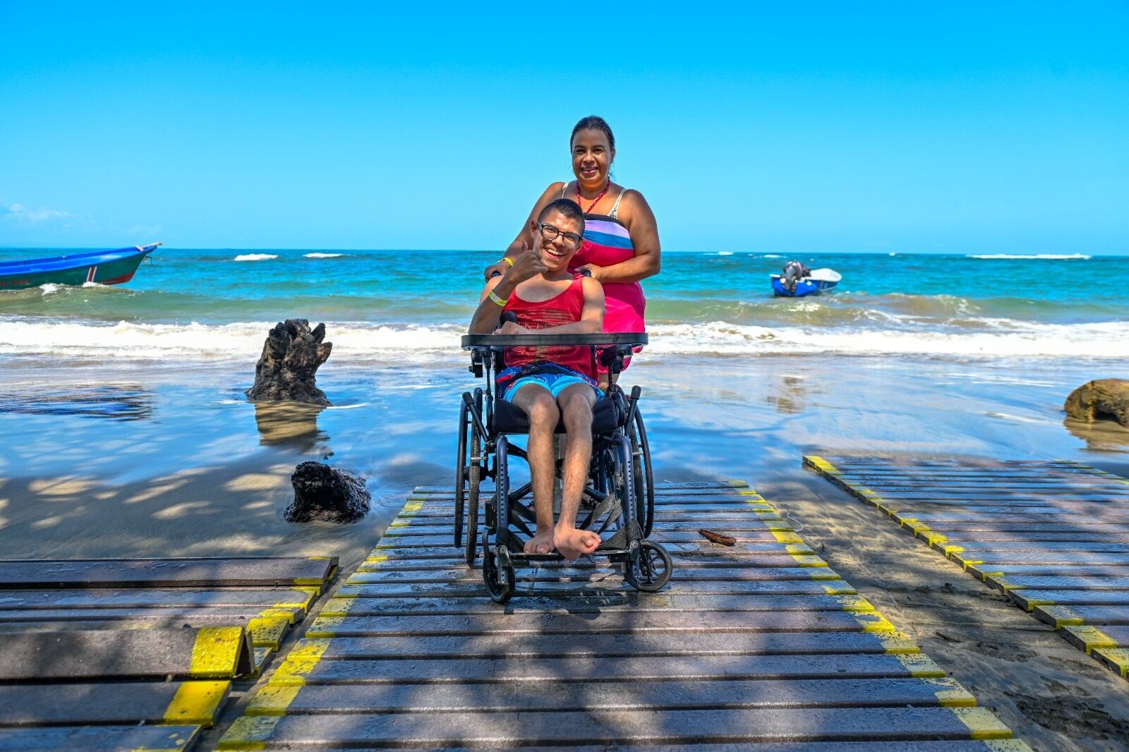 Alexander Brenes Cedeño tiene 19 años, parálisis cerebral nivel 1, estudió en el el Colegio Técnico Profesional José Albertazzi Avendaño de Los Guido y ahí se decidió por el Técnico Medio en Turismo. Se graduó el pasado 13 de diciembre y el 11 de enero del 2024 conoció el mar en playa Manzanillo de nuestro Caribe.