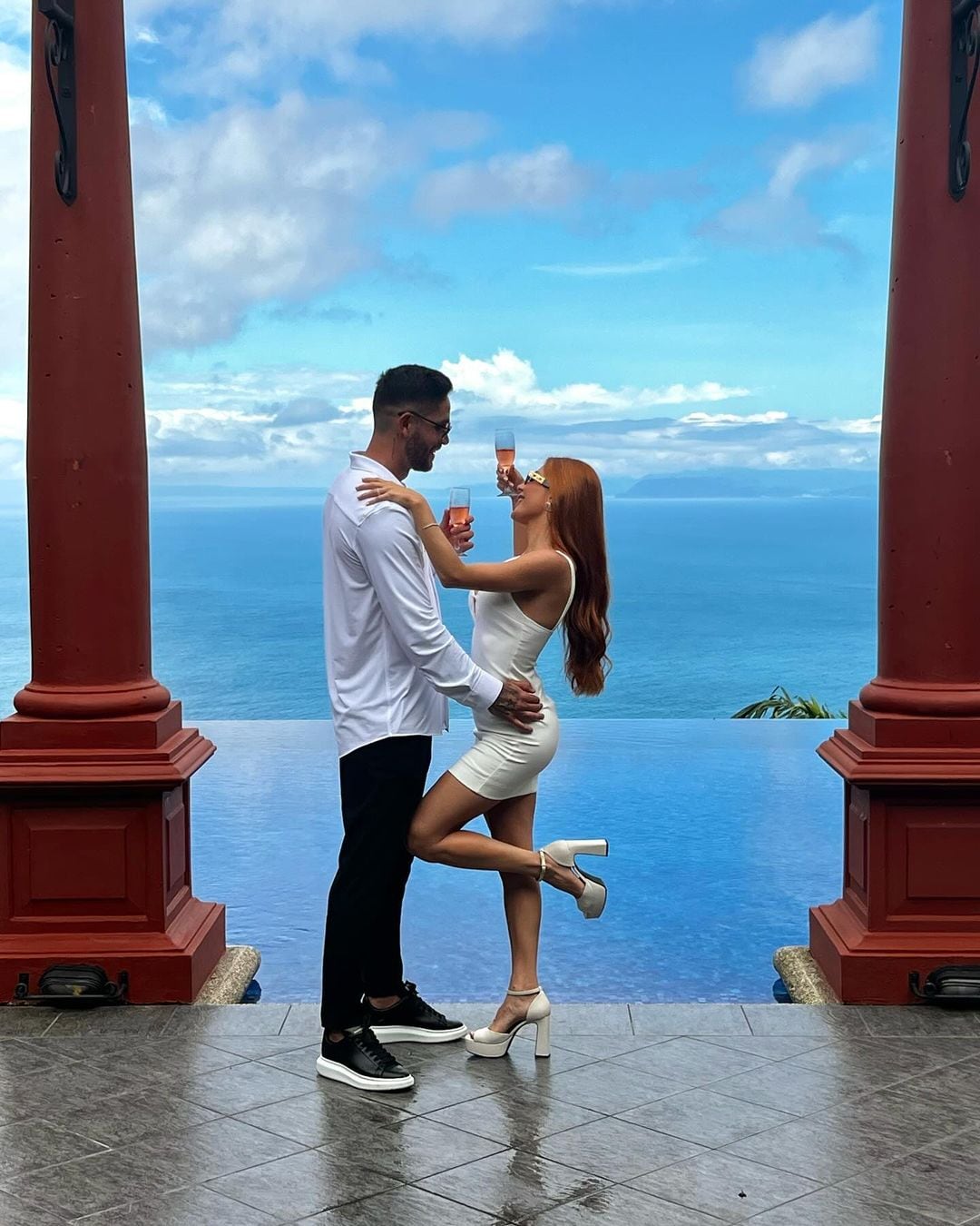 Jonathan Moya y su promedita Joseliine Valverde