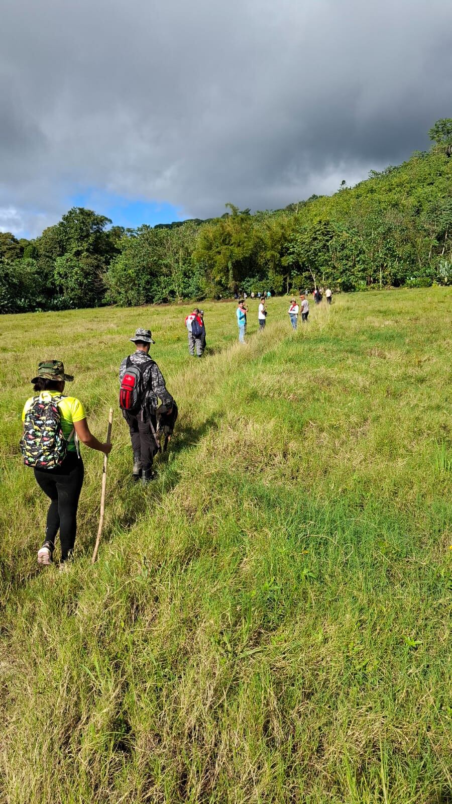 Una mujer de 33 años, cumple tres días de estar desaparecida en las montañas en Golfito, zona sur del país. Foto: Cruz Roja
