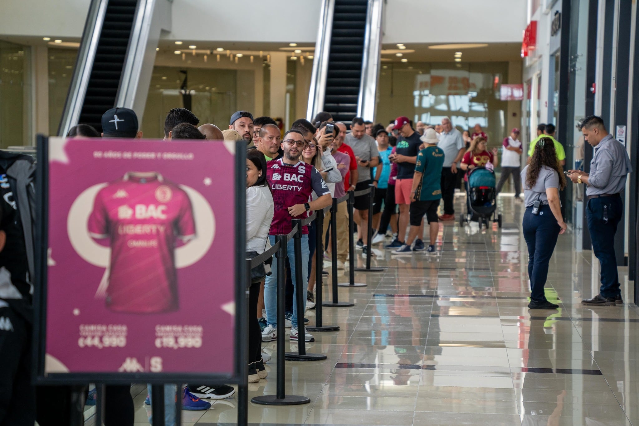 Filas nueva camiseta de Saprissa en Plaza Lincoln