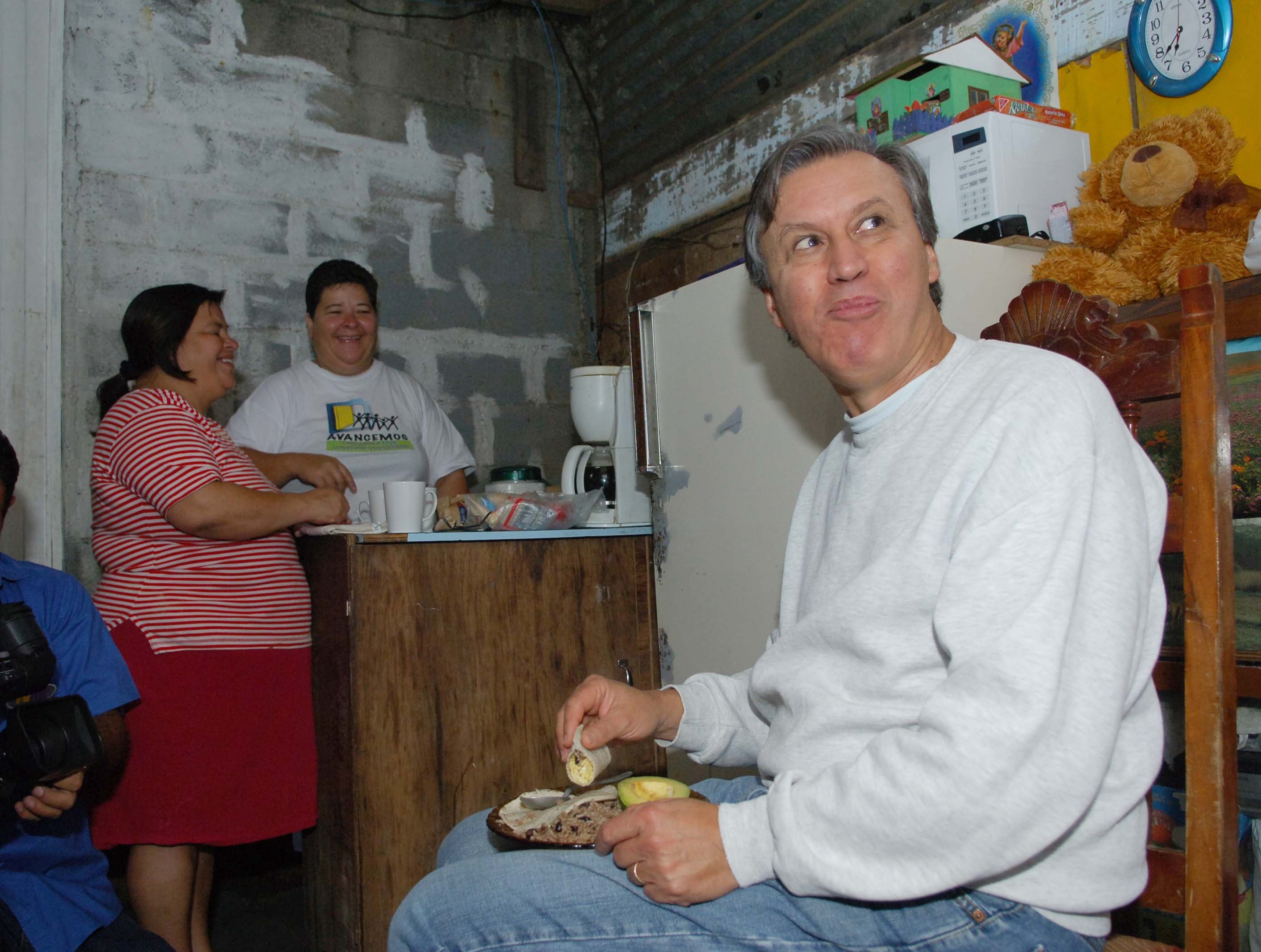 El ministro de vivienda Fernando Zumbado Jiménez con un oso de peluche, tras pasar la noche en un tugurio de Lomas del Río, Pavas, el 29 de mayo del 2007