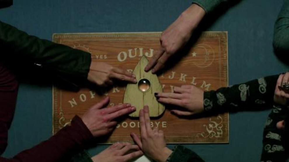 El sacerdote mexicano José de Jesús Aguilar, recuerda que la ouija no es ningún juego y que podría incluso abrirle las puertas al mismísimo diablo.