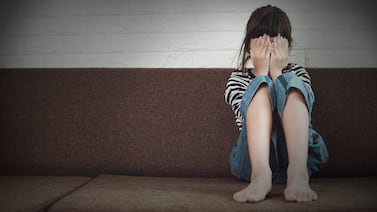 Arrestan a maestra que les pagaba a alumnos para tener relaciones íntimas