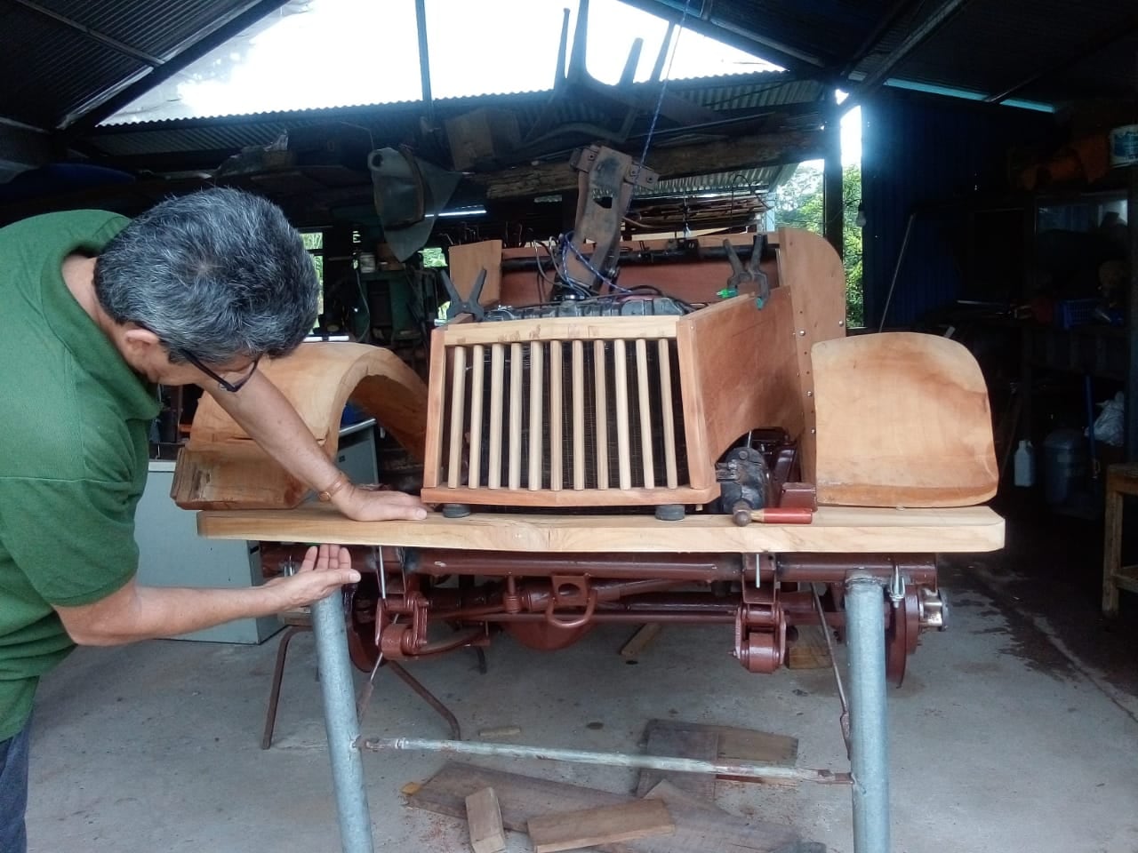 Don Melvin Cerdas Masís siendo niño siempre tuvo un sueño. Un sueño de esos que la vida le deja a uno guardado en el corazón como una semillita. Ya adulto él se encargó de hacer germinar esa semillita en forma de madera, martillo y pura pasión