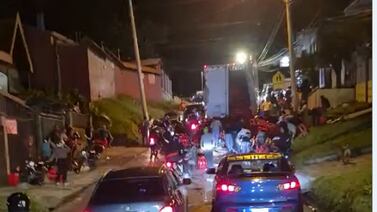 Video: Decenas de personas vaciaron un tráiler cargado de gaseosas en menos de 20 minutos en Desamparados