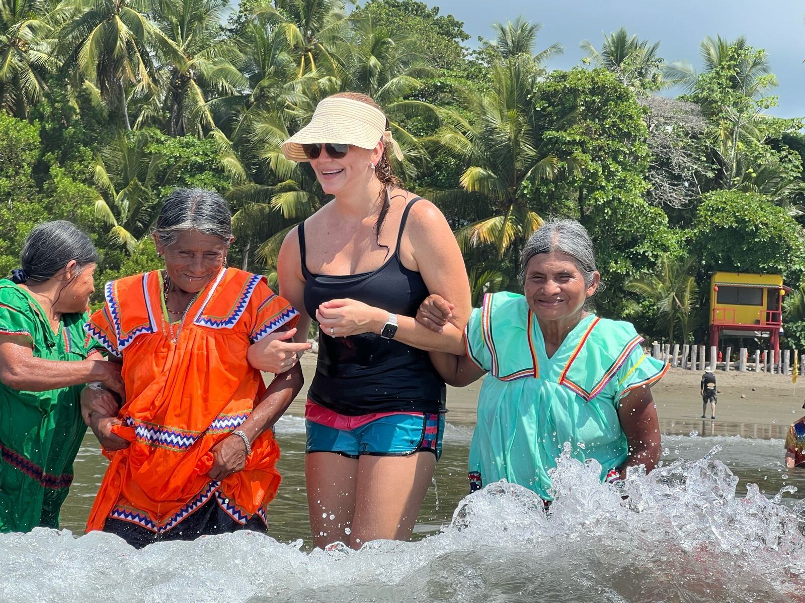 treinta y dos adultos mayores del territorio indígena de La Casona, en Coto Brus, pudieron disfrutar de un día en la playa, algunos de ellos por primera vez en su vida