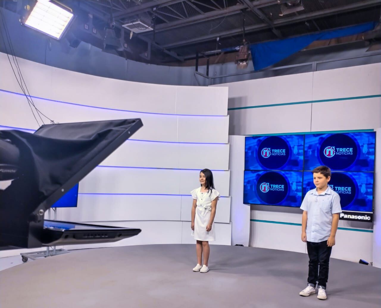 Niños presentadores de noticias en canal 13. Cortesía