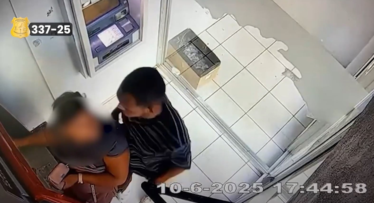El maleante sorprendió a la mujer cuando estaba sacando dinero del cajero.