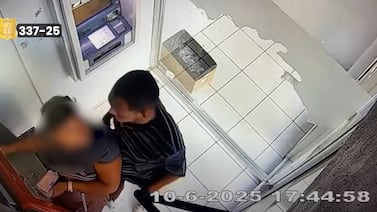 Video muestra los segundos de terror que mujer vivió dentro de cajero automático