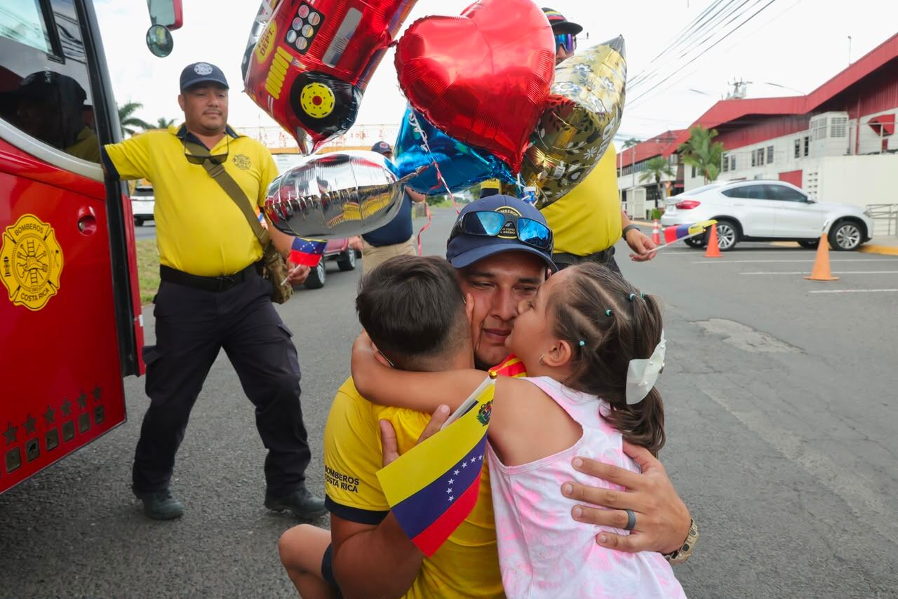 Los 48 rescatistas del Cuerpo de Bomberos de Costa Rica que participaron en las labores de búsqueda y rescate tras los terremotos en Venezuela regresaron este domingo 5 de julio al país. Foto: Alonso Tenorio