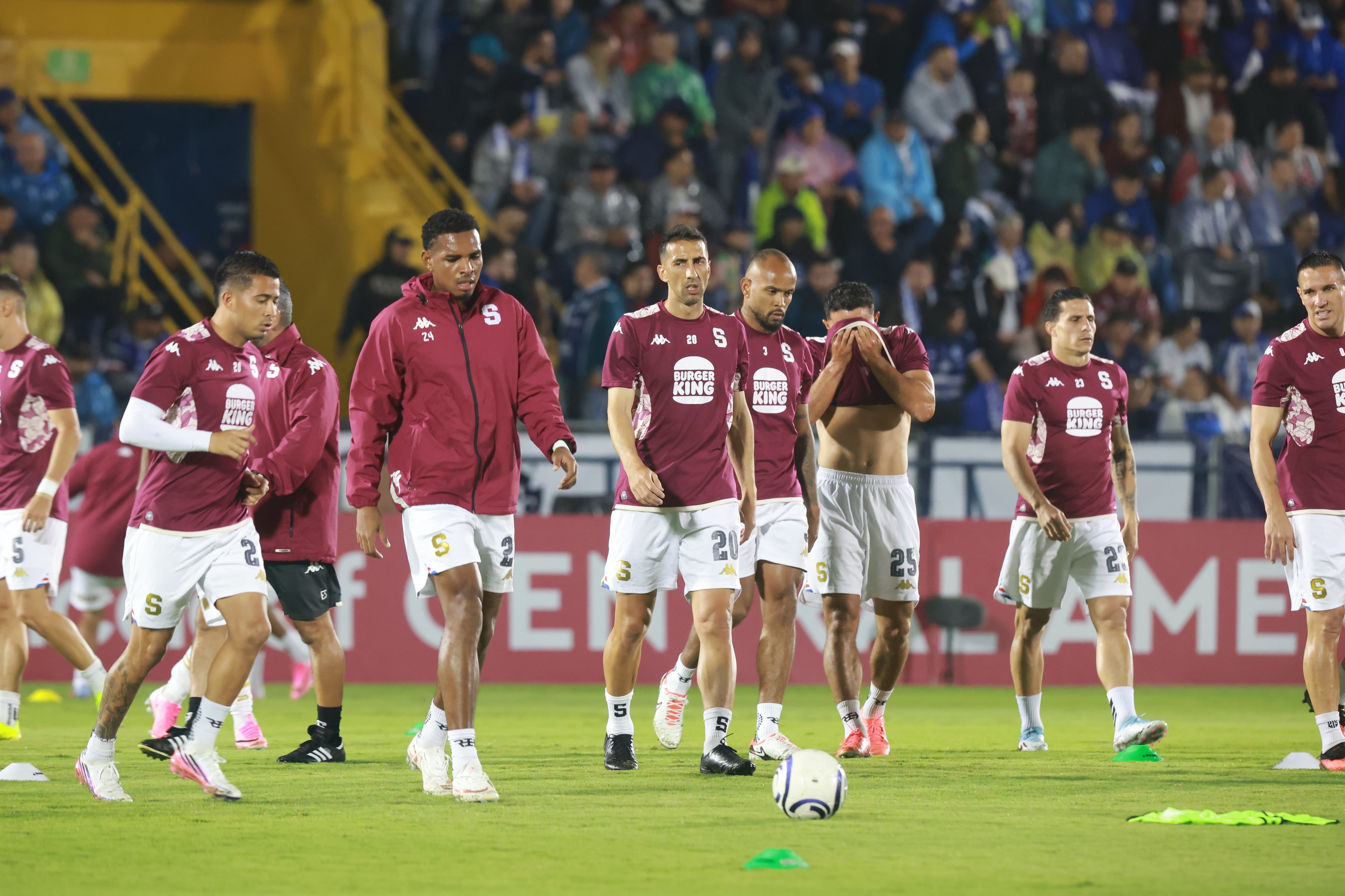 Saprissa realizó su calentamiento en la gramilla del Fello Meza.