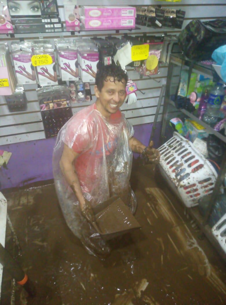 Inundación afectó tienda ubicada en el centro de Turrialba. Foto Mario León.