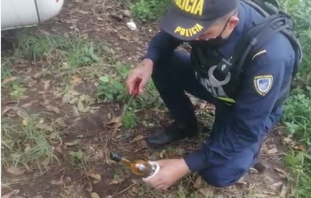 Manifestantes en Abangares crearon bombas hechizas con gasolina y ácido. Foto MSP.
