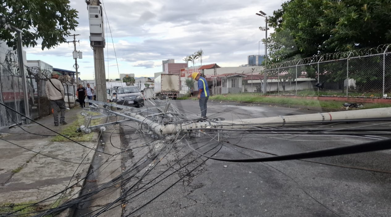 Un tráiler habría golpeado cableado que estaba a baja altura y provocó la caída de dos postes, esto cerró el paso en barrio Cuba, San José. Foto: ANI