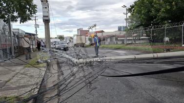Caos vial en San José podría durar varias horas por caída de cableado eléctrico en barrio Cuba